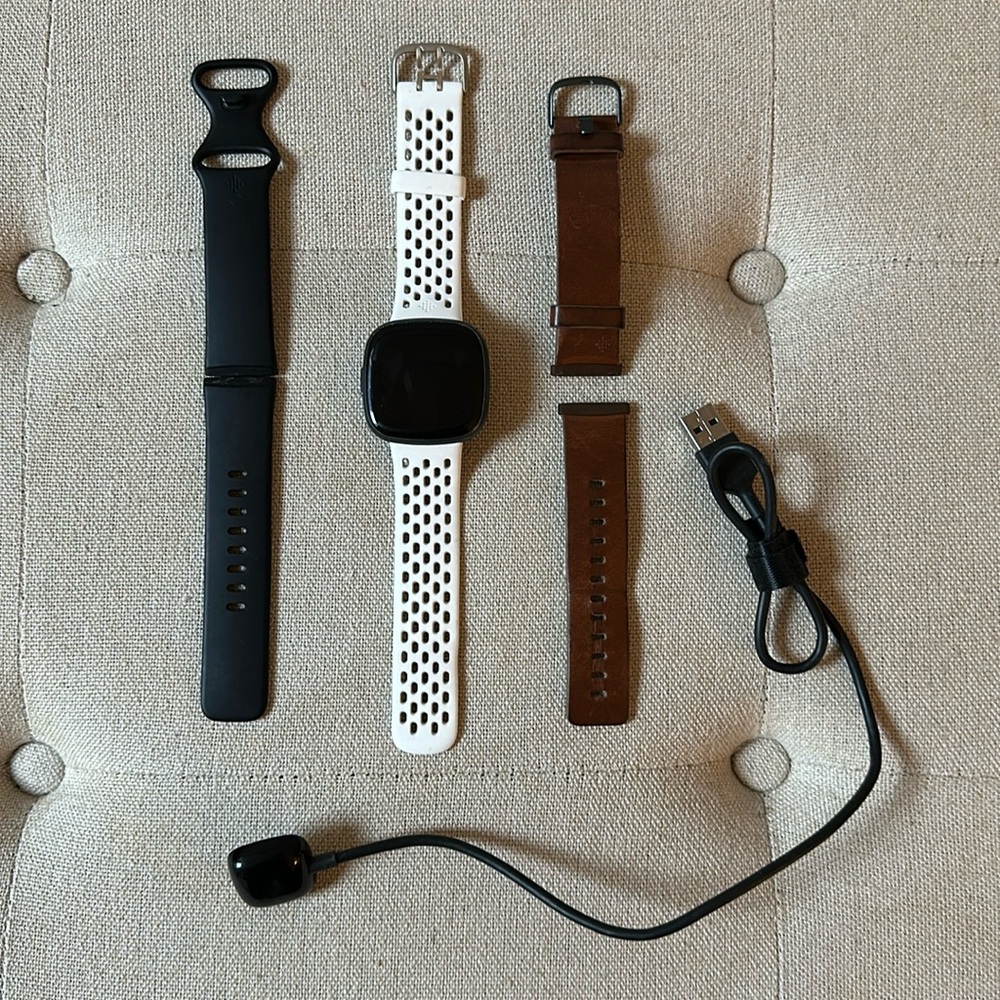 Fitbit Versa 4 - with charger + 2 different bands